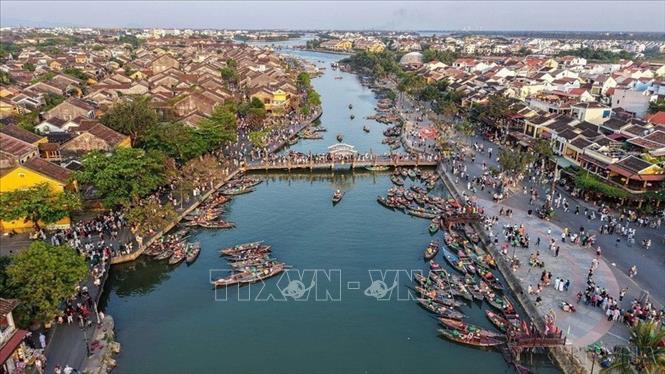 Du lịch trở thành ngành kinh tế mũi nhọn của đất nước. Trong ảnh: Phố cổ Hội An được UNESCO công nhận là Di sản Văn hóa Thế giới vào năm 1999 nhờ giá trị nổi bật về kiến trúc, văn hóa và lịch sử, thu hút hàng triệu khách du lịch đến mỗi năm. Ảnh: Hoàng Hiếu – TTXVN