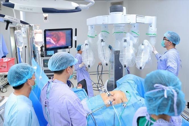 Ngành y tế phát triển về cả quy mô và chất lượng. Trong ảnh: Phẫu thuật robot tạo bước tiến mới trong điều trị ung thư tại Bệnh viện K, cơ sở Tân Triều, Hà Nội . Ảnh: Minh Quyết – TTXVN