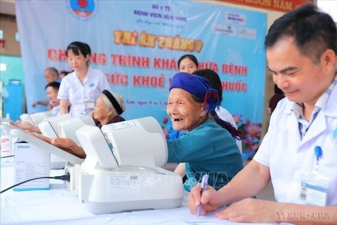 Ngành y tế phát triển về cả quy mô và chất lượng. Trong ảnh: Bệnh viện Hữu Nghị khám bệnh, cấp thuốc miễn phí cho các Mẹ Việt Nam Anh hùng, gia đình chính sách tại xã Hoàng Văn Thụ, tỉnh Lạng Sơn (7/2026). Ảnh: Minh Quyết – TTXVN