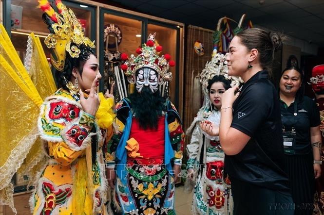 Văn hóa được bảo tồn và phát huy. Trong ảnh: Du khách nước ngoài thích thú khi được trải nghiệm nghệ thuật hóa trang trong hát bội (3/2026). Ảnh: Hữu Duyên – TTXVN