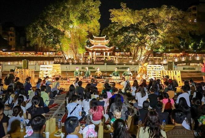 Văn hóa được bảo tồn và phát huy. Trong ảnh: Khán giả bước vào hành trình khám phá hát Xẩm thông qua những trải nghiệm gần gũi, giàu tính tương tác tại không gian Hồ Văn (Văn Miếu - Quốc Tử Giám), Hà Nội (7/2026). Ảnh: Khánh Hoà – TTXVN