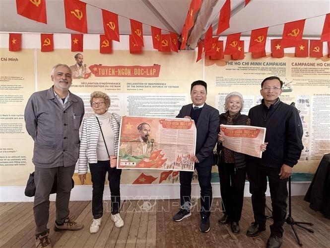 Bà Hélène Luc (thứ hai, từ trái sang), Thượng nghị sỹ danh dự và là Chủ tịch danh dự Hội Hữu nghị Pháp-Việt (AAFV), tham dự lễ khai trương gian hàng của Báo Nhân Dân tại Hội báo Nhân Đạo (Pháp) năm 2025. Ảnh: TTXVN phát