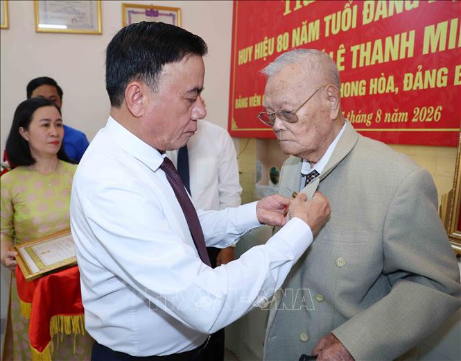 Thường trực Ban Bí thư Trần Cẩm Tú gắn Huy hiệu 80 năm tuổi Đảng cho đảng viên lão thành Lê Thanh Minh, phường Hội An, thành phố Đà Nẵng. Ảnh: Phương Hoa - TTXVN
