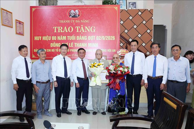 Thường trực Ban Bí thư Trần Cẩm Tú trao Huy hiệu 80 năm tuổi Đảng cho đảng viên lão thành Lê Thanh Minh, phường Hội An, thành phố Đà Nẵng. Ảnh: Phương Hoa - TTXVN
