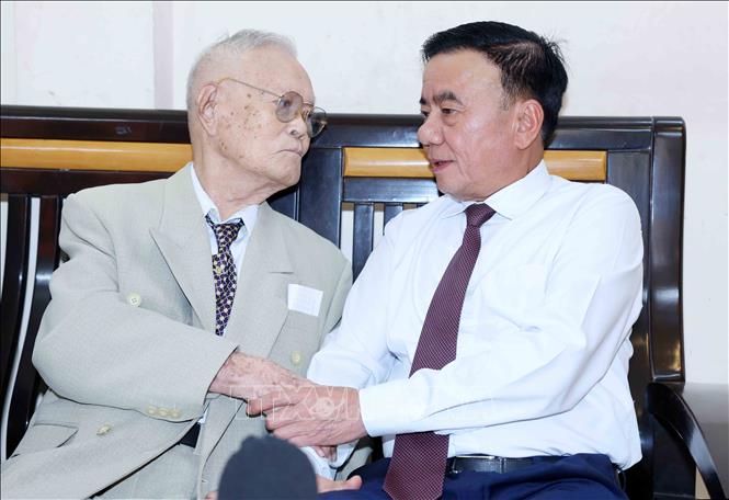 Thường trực Ban Bí thư Trần Cẩm Tú cùng đảng viên lão thành Lê Thanh Minh, phường Hội An, thành phố Đà Nẵng. Ảnh: Phương Hoa - TTXVN
