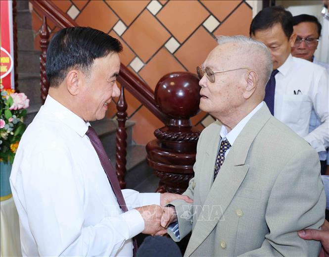 Thường trực Ban Bí thư Trần Cẩm Tú cùng đảng viên lão thành Lê Thanh Minh, phường Hội An, thành phố Đà Nẵng. Ảnh: Phương Hoa - TTXVN