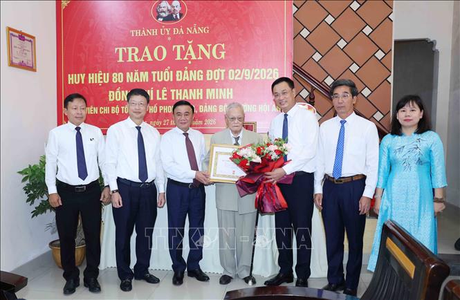 Thường trực Ban Bí thư Trần Cẩm Tú trao Huy hiệu 80 năm tuổi Đảng cho đảng viên lão thành Lê Thanh Minh, phường Hội An, thành phố Đà Nẵng. Ảnh: Phương Hoa - TTXVN