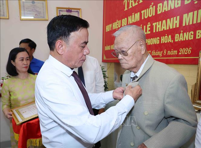 Thường trực Ban Bí thư Trần Cẩm Tú trao Huy hiệu 80 năm tuổi Đảng cho đảng viên lão thành Lê Thanh Minh, phường Hội An, thành phố Đà Nẵng. Ảnh: Phương Hoa - TTXVN