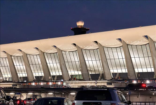 Đài quan sát không lưu tại Sân bay quốc tế Washington Dulles, bang Virginia (Mỹ), vào ban đêm. Ảnh: Ngọc Quang – PV TTXVN tại Mỹ