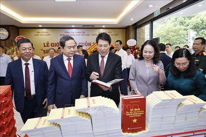 Chủ tịch Quốc hội Trần Thanh Mẫn dự Lễ giới thiệu cuốn sách 