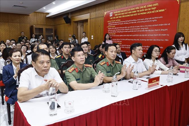Đại biểu dự Lễ giới thiệu cuốn sách 