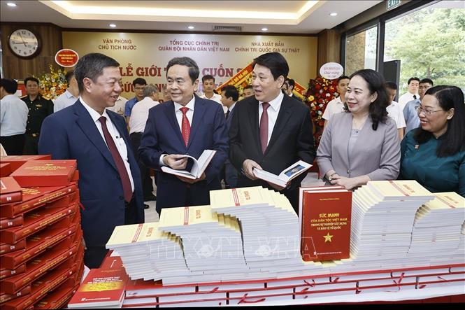 Chủ tịch Quốc hội Trần Thanh Mẫn dự Lễ giới thiệu cuốn sách 