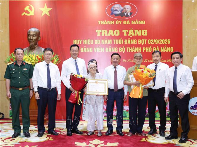 Thường trực Ban Bí thư Trần Cẩm Tú trao Huy hiệu 80 năm tuổi Đảng cho 2 đảng viên lão thành Nguyễn Thị Hữu và Hồ Văn Lang, Đảng bộ thành phố Đà Nẵng. Ảnh: Phương Hoa - TTXVN