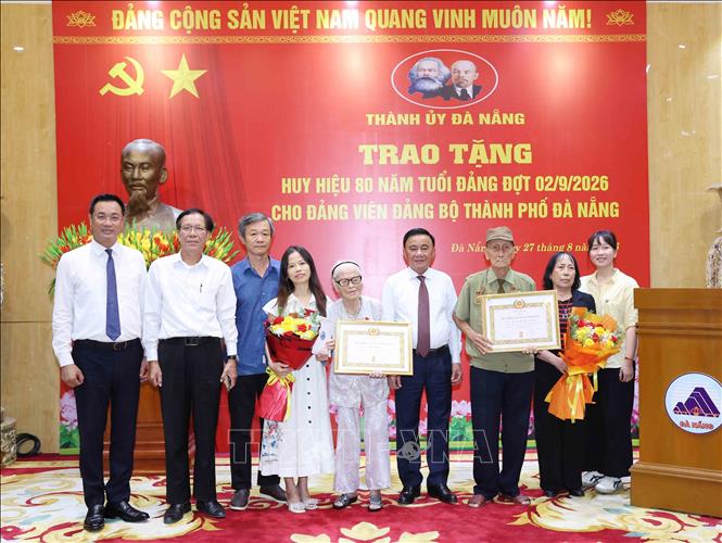 Thường trực Ban Bí thư Trần Cẩm Tú cùng gia đình 2 đảng viên lão thành Nguyễn Thị Hữu và Hồ Văn Lang, Đảng bộ thành phố Đà Nẵng. Ảnh: Phương Hoa - TTXVN