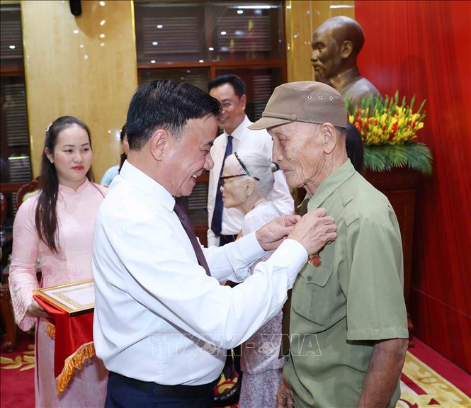 Thường trực Ban Bí thư Trần Cẩm Tú trao Huy hiệu 80 năm tuổi Đảng cho đảng viên lão thành Hồ Văn Lang. Ảnh: Phương Hoa - TTXVN
