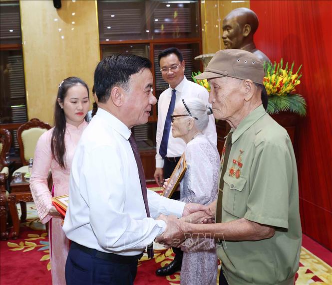 Thường trực Ban Bí thư Trần Cẩm Tú trao Huy hiệu 80 năm tuổi Đảng cho đảng viên lão thành Hồ Văn Lang. Ảnh: Phương Hoa - TTXVN