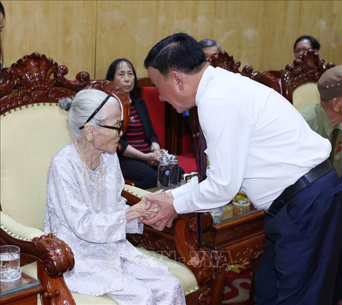 Thường trực Ban Bí thư Trần Cẩm Tú cùng đảng viên lão thành Nguyễn Thị Hữu. Ảnh: Phương Hoa - TTXVN