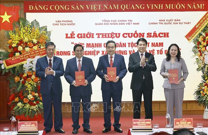 Đại tướng Lương Cường trao tặng sách cho Chủ tịch Quốc hội Trần Thanh Mẫn, nguyên Thủ tướng Phạm Minh Chính và Phó Chủ tịch nước Võ Thị Ánh Xuân. Ảnh: Doãn Tấn - TTXVN