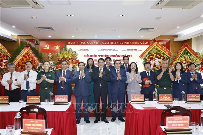Chủ tịch Quốc hội Trần Thanh Mẫn và Đại tướng Lương Cường, nguyên Ủy viên Bộ Chính trị, nguyên Chủ tịch nước với đại biểu. Ảnh: Doãn Tấn - TTXVN