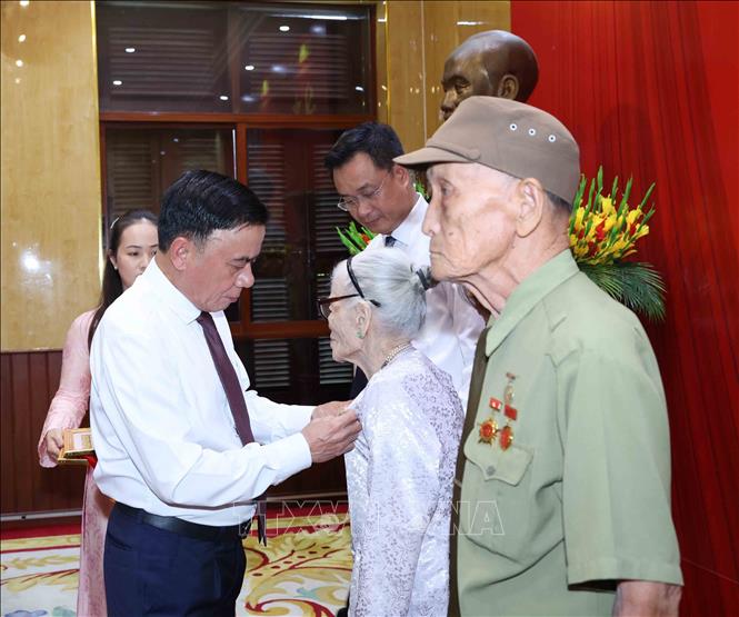 Thường trực Ban Bí thư Trần Cẩm Tú trao Huy hiệu 80 năm tuổi Đảng cho đảng viên lão thành Nguyễn Thị Hữu. Ảnh: Phương Hoa - TTXVN