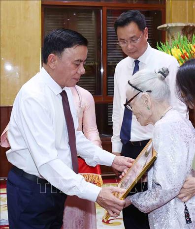 Thường trực Ban Bí thư Trần Cẩm Tú trao Huy hiệu 80 năm tuổi Đảng cho đảng viên lão thành Nguyễn Thị Hữu. Ảnh: Phương Hoa - TTXVN