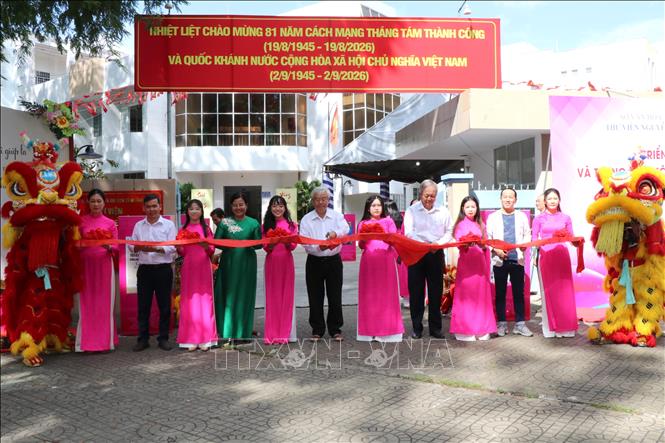 Đại biểu cắt băng khai mạc triển lãm sách. Ảnh: Thanh Hòa - TTXVN