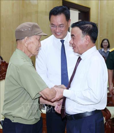 Thường trực Ban Bí thư Trần Cẩm Tú cùng đảng viên lão thành Hồ Văn Lang. Ảnh: Phương Hoa - TTXVN

