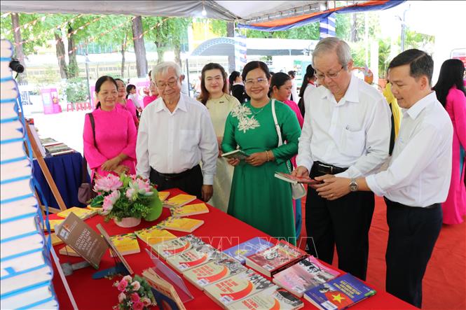 Đại biểu tham quan các mô hình sách nghệ thuật tại triển lãm. Ảnh: Thanh Hòa - TTXVN