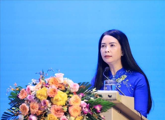 Phó Chủ tịch Thường trực Hội Liên hiệp Phụ nữ Việt Nam Trần Lan Phương trình bày Tờ trình xin ý kiến các dự thảo văn bản tại Hội nghị. Ảnh: Tuấn Anh - TTXVN