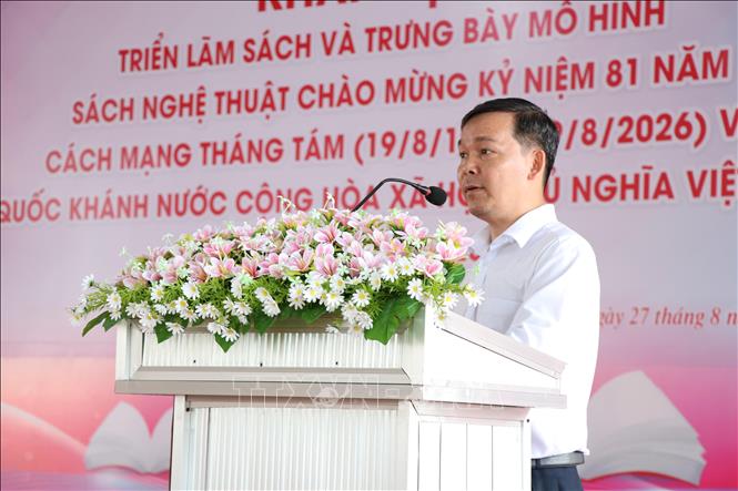 Giám đốc Thư viện Nguyễn Đình Chiểu Vĩnh Long Lâm Văn Tuyên phát biểu khai mạc triển lãm. Ảnh: Thanh Hòa - TTXVN