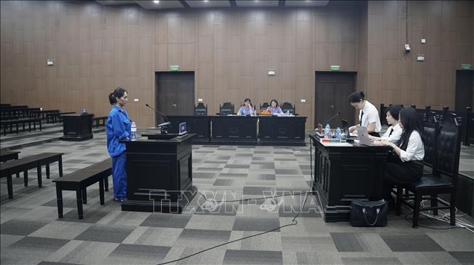 Kiểm tra căn cước bị cáo tại phiên tòa. Ảnh: Kim Anh - TTXVN