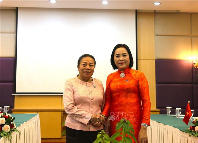 Phó Chủ tịch Quốc hội Nguyễn Thị Thanh và Quyền Chủ tịch Quốc hội Lào Sounthone Xayachack (trái) tại cuộc gặp. Ảnh: Huy Bình - PV TTXVN tại Campuchia