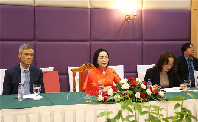 Phó Chủ tịch Quốc hội Nguyễn Thị Thanh (thứ 2, trái sang) phát biểu tại cuộc gặp. Ảnh: Huy Bình - PV TTXVN tại Campuchia