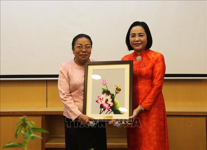 Phó Chủ tịch Quốc hội Nguyễn Thị Thanh (phải) tặng quà Quyền Chủ tịch Quốc hội Lào Sounthone Xayachack. Ảnh: Huy Bình - PV TTXVN tại Campuchia