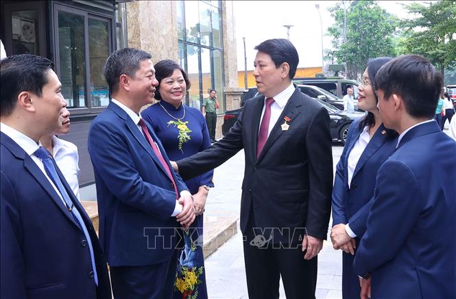 Đại tướng Lương Cường, nguyên Ủy viên Bộ Chính trị, nguyên Chủ tịch nước với lãnh đạo Nhà xuất bản Chính trị quốc gia Sự thật. Ảnh: Văn Điệp - TTXVN