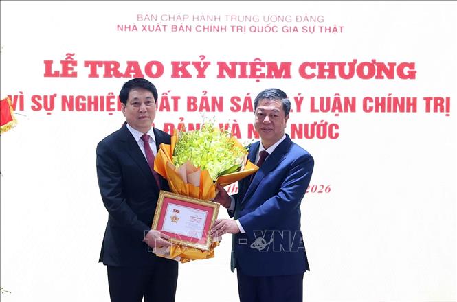PGS.TS. Vũ Trọng Lâm, Ủy viên Ban Chấp hành Đảng bộ các cơ quan Đảng Trung ương, Bí thư Đảng ủy, Giám đốc - Tổng Biên tập Nhà xuất bản Chính trị quốc gia Sự thật trao Kỷ niệm chương tặng Đại tướng Lương Cường, nguyên Chủ tịch nước. Ảnh: Văn Điệp – TTXVN
