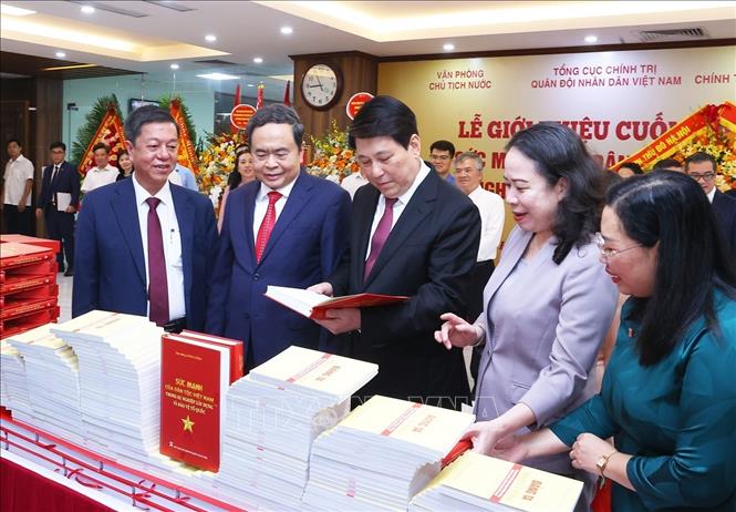 Chủ tịch Quốc hội Trần Thanh Mẫn và Đại tướng Lương Cường, nguyên Ủy viên Bộ Chính trị, nguyên Chủ tịch nước tham quan trưng bày  sách Sức mạnh của dân tộc Việt Nam trong sự nghiệp xây dựng và bảo vệ Tổ quốc. Ảnh: Văn Điệp - TTXVN