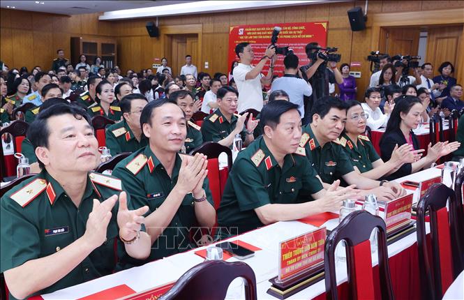 Đại biểu dự Lễ giới thiệu cuốn sách Sức mạnh của dân tộc Việt Nam trong sự nghiệp xây dựng và bảo vệ Tổ quốc của Đại tướng Lương Cường, nguyên Chủ tịch nước. Ảnh: Văn Điệp - TTXVN