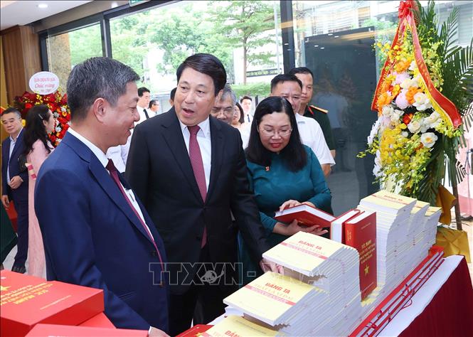 Đại tướng Lương Cường, nguyên Ủy viên Bộ Chính trị, nguyên Chủ tịch nước tham quan trưng bày cuốn sách Sức mạnh của dân tộc Việt Nam trong sự nghiệp xây dựng và bảo vệ Tổ quốc. Ảnh: Văn Điệp - TTXVN