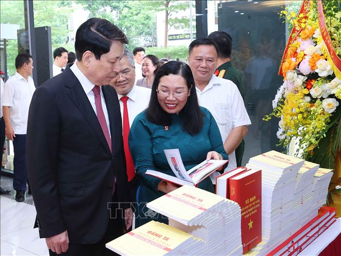 Đại tướng Lương Cường, nguyên Ủy viên Bộ Chính trị, nguyên Chủ tịch nước tham quan trưng bày sách Sức mạnh của dân tộc Việt Nam trong sự nghiệp xây dựng và bảo vệ Tổ quốc. Ảnh: Văn Điệp - TTXVN