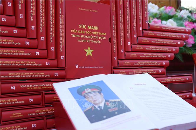 Sách Sức mạnh của dân tộc Việt Nam trong sự nghiệp xây dựng và bảo vệ Tổ quốc của Đại tướng Lương Cường, nguyên Chủ tịch nước trưng bày tại buổi lễ. Ảnh: Văn Điệp - TTXVN