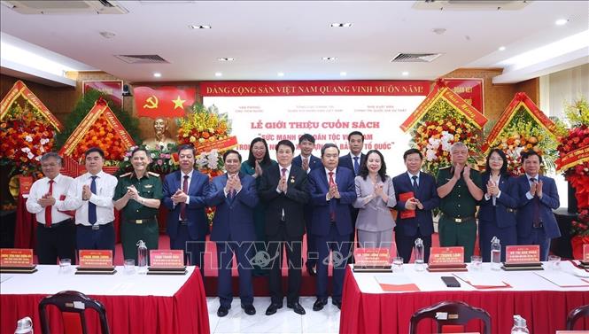 Chủ tịch Quốc hội Trần Thanh Mẫn; Đại tướng Lương Cường, nguyên Chủ tịch nước và nguyên Thủ tướng Chính phủ Phạm Minh Chính với các đại biểu. Ảnh: Văn Điệp – TTXVN
