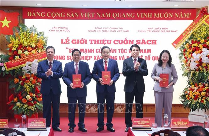 Đại tướng Lương Cường, nguyên Chủ tịch nước và PGS.TS. Vũ Trọng Lâm, Ủy viên Ban Chấp hành Đảng bộ các cơ quan Đảng Trung ương, Bí thư Đảng ủy, Giám đốc - Tổng Biên tập Nhà xuất bản Chính trị quốc gia Sự thật trao tặng sách cho Chủ tịch Quốc hội Trần Thanh Mẫn, nguyên Thủ tướng Phạm Minh Chính và Phó Chủ tịch nước Võ Thị Ánh Xuân. Ảnh: Văn Điệp – TTXVN