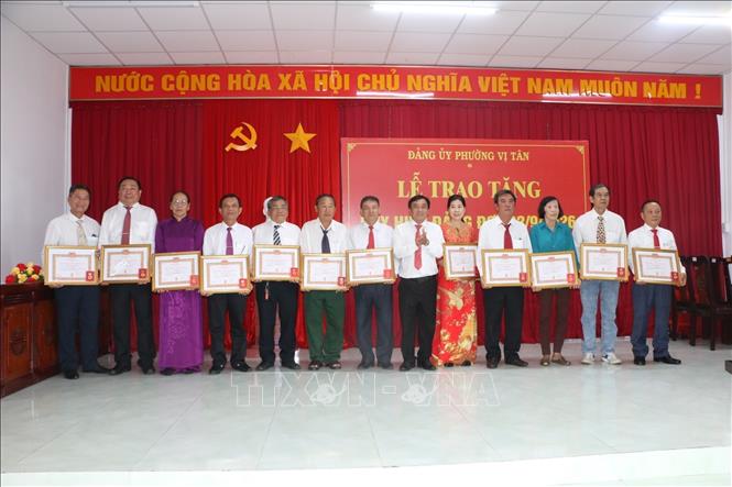 Trao huy hiệu 35 năm tuổi Đảng cho các đảng viên phường Vị Tân, thành phố Cần Thơ. Ảnh: Duy Khương - TTXVN