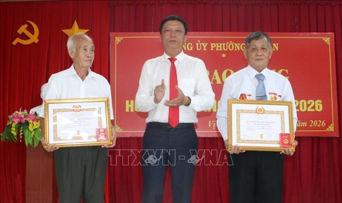 Trao huy hiệu 50 năm tuổi Đảng cho các đảng viên phường Vị Tân, thành phố Cần Thơ. Ảnh: Duy Khương - TTXVN