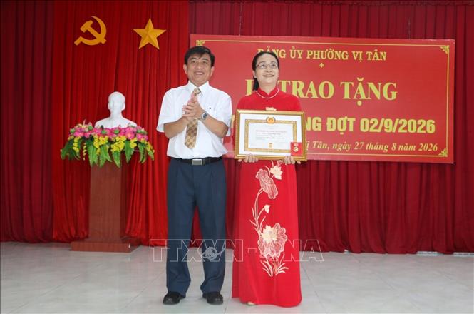 Trao huy hiệu 40 năm tuổi Đảng cho đảng viên phường Vị Tân, thành phố Cần Thơ. Ảnh: Duy Khương - TTXVN