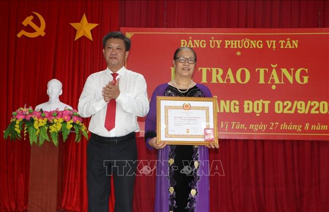 Trao huy hiệu 55 năm tuổi Đảng cho đảng viên phường Vị Tân, thành phố Cần Thơ. Ảnh: Duy Khương - TTXVN