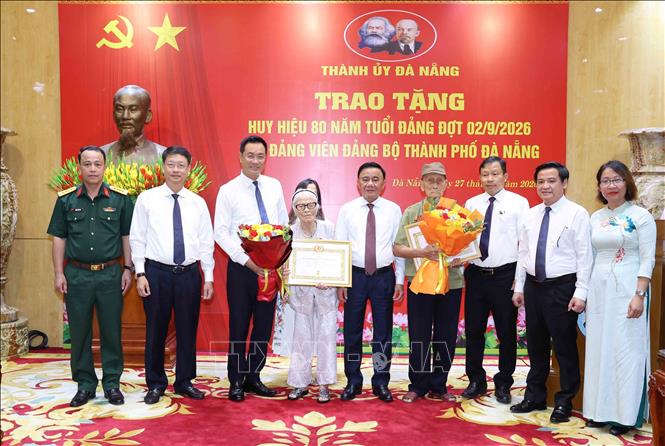 Thường trực Ban Bí thư Trần Cẩm Tú trao Huy hiệu 80 năm tuổi Đảng đợt 2/9/2026 cho 2 đảng viên lão thành Nguyễn Thị Hữu và Hồ Văn Lang, Đảng bộ thành phố Đà Nẵng. Ảnh: Phương Hoa - TTXVN