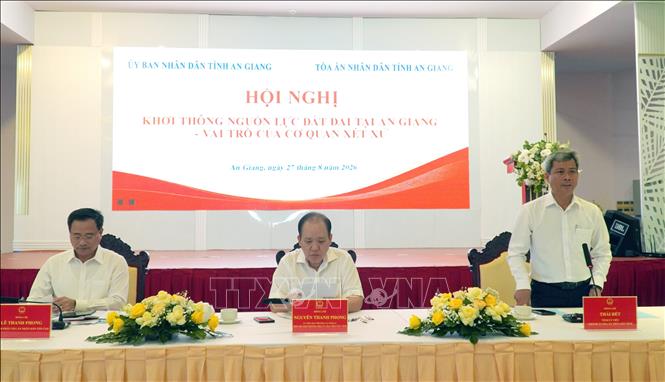 Chánh án Tòa án nhân dân tỉnh An Giang Thái Rết điều hành nội dung tham luận. Ảnh: Văn Sĩ - TTXVN