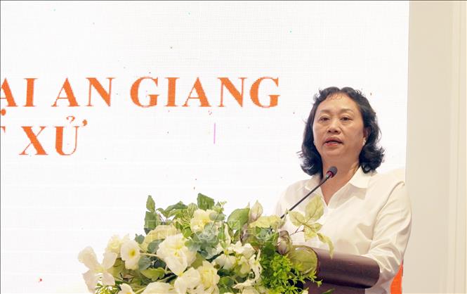 Bà Phạm Thị Kim Thoa, Chánh án TAND khu vực 2 ( đặc khu Phú Quốc, tỉnh An Giang), trình bày tham luận. Ảnh: Văn Sĩ - TTXVN